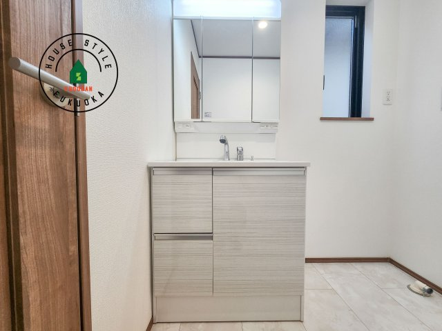 福岡市早良区飯倉6丁目第1-1棟（A号棟）の独立洗面台|毎日使うものだから清潔な空間を保ちたい水回り。洗面にはそんな願いを解消させてくれる収納アイデアが満載です。三面鏡の裏側にはキャビネットが現れ小物から背の高い物まで収納できます。