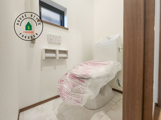 福岡市早良区飯倉6丁目第1-1棟（A号棟）のトイレ|温水洗浄便座を完備しております。2ヶ所にトイレがあるのは朝の慌ただしい時間も安心です。