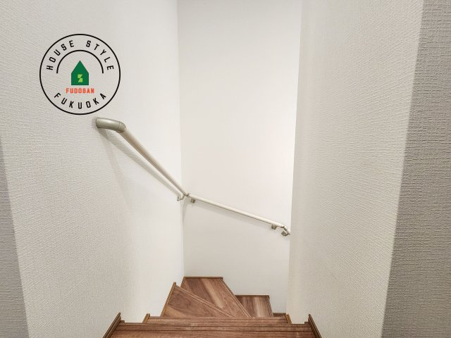 福岡市早良区飯倉6丁目第1-1棟（A号棟）の内装|＜手すり付階段＞手すりがないと階段の昇り降りで危険なことはもちろん、壁に手をつきながら歩くことで壁紙が汚れやすくなります。すべての方に快適に昇り降りしていただくため、手すりを設置しました。