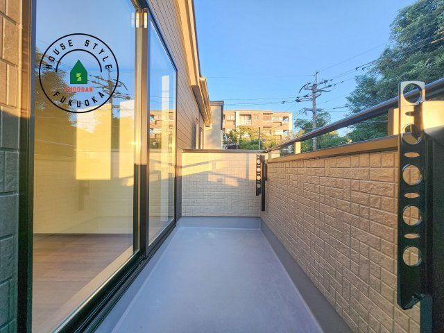 福岡市早良区飯倉6丁目第1-1棟（A号棟）のバルコニー|風をしっかりと感じられるバルコニーでは、毎日が洗濯日和です。広々としているので洗濯も楽しくなるでしょうし、気分転換にバルコニーからの眺めを楽しむのもいいでしょう。
