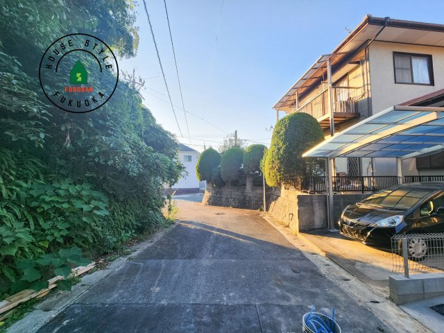 福岡市早良区飯倉6丁目第1-1棟（A号棟）の前面道路含む現地写真|前面道路は閑静な住宅地をはしる車通りの少ない道路。お車の出し入れが苦手なママや小さなお子様にも安心ですね。しっかり舗装もされているので、ベビーカーや自転車で通っても快適に通行できます。