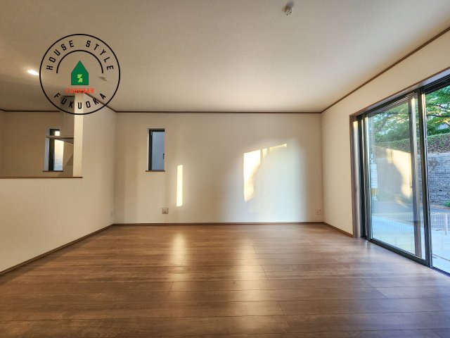 福岡市早良区飯倉6丁目第1-1棟（A号棟）の居間・リビング|キッチンからリビングをしっかり確認できます。家族の笑顔があふれる空間になりそうですね。同社