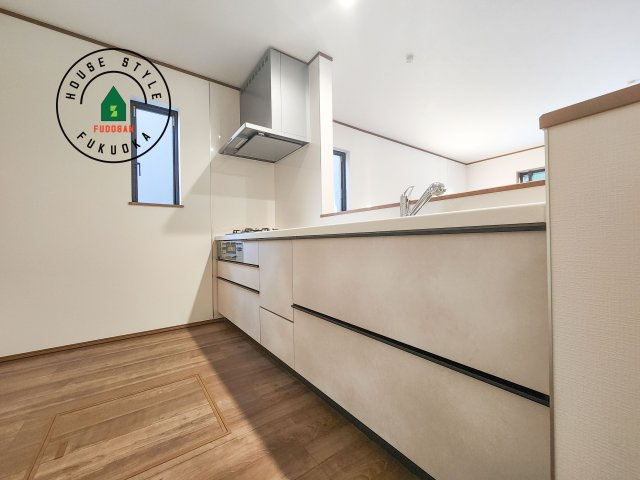 福岡市早良区飯倉6丁目第1-1棟（A号棟）のキッチン|ダイニングテーブルへの配膳がラクラク、お料理はかどるカウンター付きシステムキッチン！