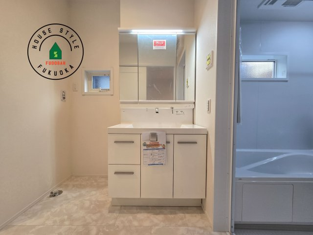 太宰府市五条6丁目第1-1棟（1号棟）の独立洗面台|毎日使うものだから清潔な空間を保ちたい水回り。洗面にはそんな願いを解消させてくれる収納アイデアが満載です。三面鏡の裏側にはキャビネットが現れ小物から背の高い物まで収納できます。