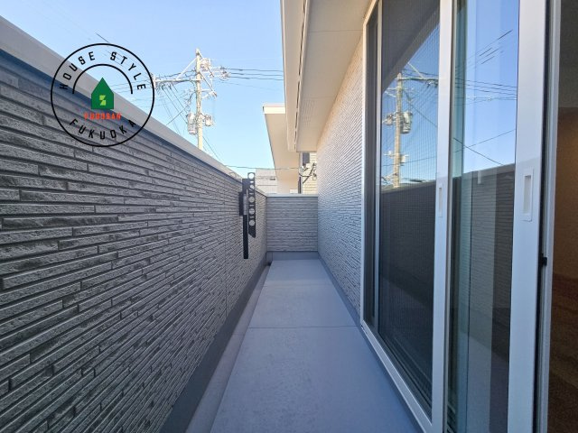 太宰府市五条6丁目第1-1棟（1号棟）のバルコニー|風をしっかりと感じられるバルコニーでは、毎日が洗濯日和です。広々としているので洗濯も楽しくなるでしょうし、気分転換にバルコニーからの眺めを楽しむのもいいでしょう。