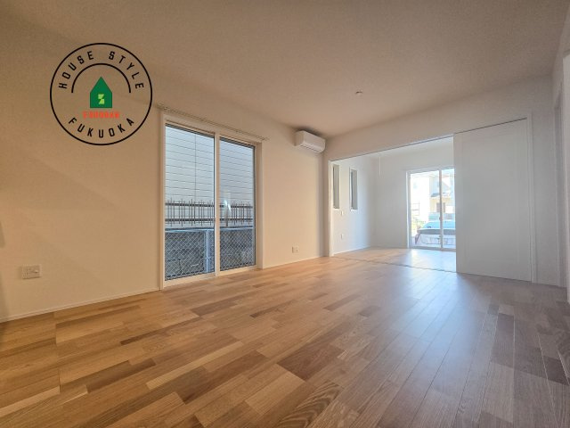 太宰府市五条6丁目第1-1棟（1号棟）の居間・リビング|キッチンからリビングをしっかり確認できます。家族の笑顔があふれる空間になりそうですね。