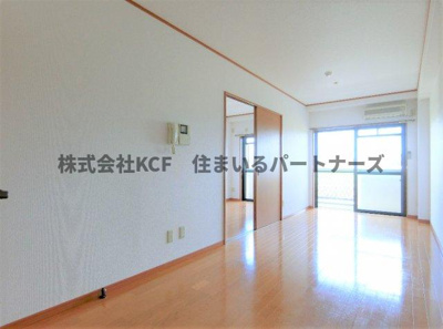 【居間・リビング】 | エテルネルソレイユIII | こちらのリビングで趣味の時間をお楽しみください