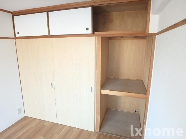 鮎川ハイツの収納|落ち着いたトイレです