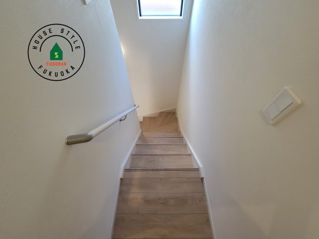 糟屋郡志免町東公園台2丁目第3-1棟（1号棟）　の内装|＜手すり付階段＞手すりがないと階段の昇り降りで危険なことはもちろん、壁に手をつきながら歩くことで壁紙が汚れやすくなります。すべての方に快適に昇り降りしていただくため、手すりを設置しました。