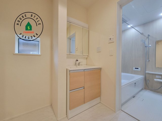 福岡市早良区重留1丁目第1-2棟（1号棟）の独立洗面台|毎日使うものだから清潔な空間を保ちたい水回り。洗面にはそんな願いを解消させてくれる収納アイデアが満載です。三面鏡の裏側にはキャビネットが現れ小物から背の高い物まで収納できます。