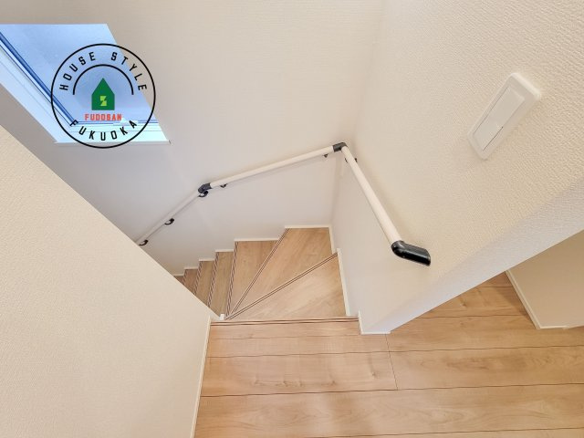 福岡市早良区重留1丁目第1-2棟（1号棟）の内装|＜手すり付階段＞手すりがないと階段の昇り降りで危険なことはもちろん、壁に手をつきながら歩くことで壁紙が汚れやすくなります。すべての方に快適に昇り降りしていただくため、手すりを設置しました。