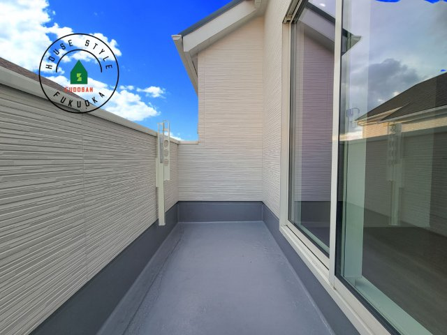 福岡市早良区重留1丁目第1-2棟（1号棟）のバルコニー|風をしっかりと感じられるバルコニーでは、毎日が洗濯日和です。広々としているので洗濯も楽しくなるでしょうし、気分転換にバルコニーからの眺めを楽しむのもいいでしょう。