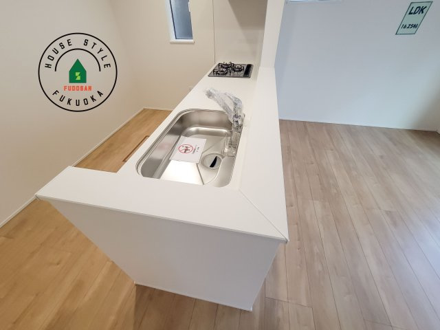 福岡市早良区重留1丁目第1-2棟（1号棟）のダイニング|キッチンから立ち込める香りが今日の料理を期待させます。