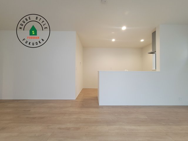 福岡市早良区重留1丁目第1-2棟（1号棟）の居間・リビング|キッチンからリビングをしっかり確認できます。家族の笑顔があふれる空間になりそうですね。