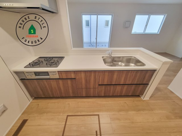 福岡市早良区重留1丁目第1-2棟（1号棟）のキッチン|ご家族を近くに感じられる対面キッチンのLDK。会話もはずみそうですね。