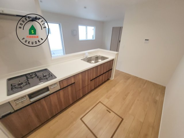 福岡市早良区重留1丁目第1-2棟（1号棟）のキッチン|ダイニングテーブルへの配膳がラクラク、お料理はかどるカウンター付きシステムキッチン！