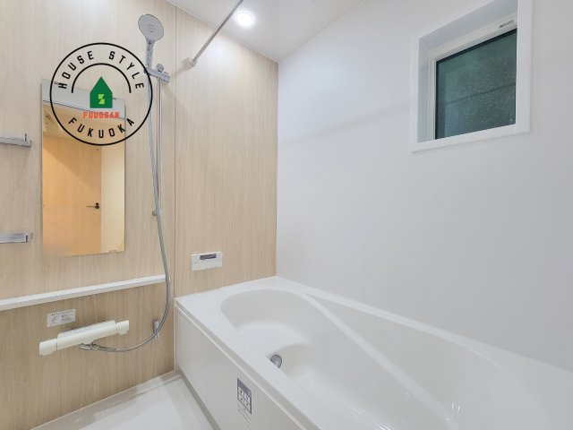 福岡市中央区笹丘2丁目第1-5棟（1号棟）の浴室|1日の疲れを癒してくれる広々バスルーム。雨の日のお洗濯にも大活躍な浴室乾燥機付です！