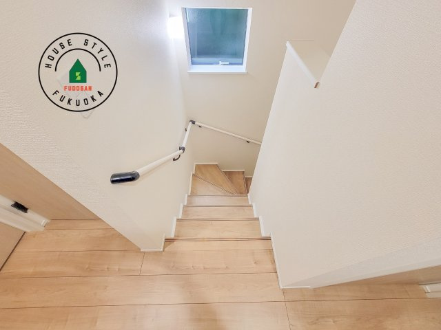 福岡市中央区笹丘2丁目第1-5棟（1号棟）の内装|＜手すり付階段＞手すりがないと階段の昇り降りで危険なことはもちろん、壁に手をつきながら歩くことで壁紙が汚れやすくなります。すべての方に快適に昇り降りしていただくため、手すりを設置しました。