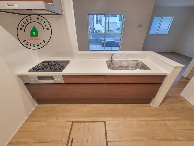 福岡市中央区笹丘2丁目第1-5棟（1号棟）のキッチン|ご家族を近くに感じられる対面キッチンのLDK。会話もはずみそうですね。