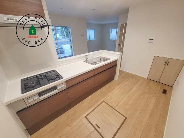 福岡市中央区笹丘2丁目第1-5棟（1号棟）のキッチン|ダイニングテーブルへの配膳がラクラク、お料理はかどるカウンター付きシステムキッチン！