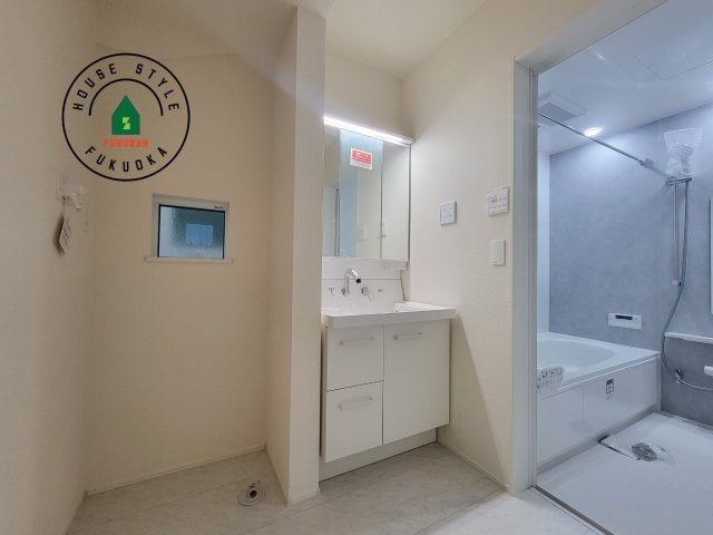 福岡市中央区笹丘2丁目第1-5棟（2号棟）の脱衣所|ゆとりの洗面スペースで朝の身支度もスムーズに。暮らしを快適に変えるシャワー付洗面台です！