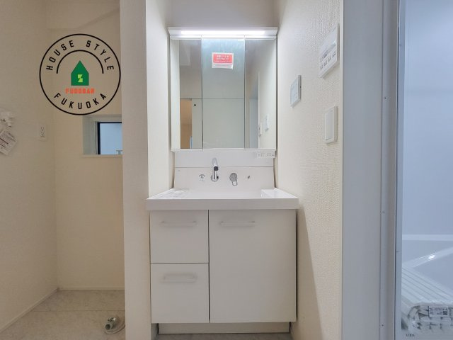 福岡市中央区笹丘2丁目第1-5棟（2号棟）の独立洗面台|毎日使うものだから清潔な空間を保ちたい水回り。洗面にはそんな願いを解消させてくれる収納アイデアが満載です。三面鏡の裏側にはキャビネットが現れ小物から背の高い物まで収納できます。