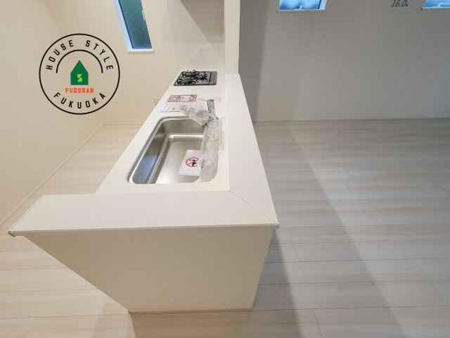 福岡市中央区笹丘2丁目第1-5棟（2号棟）のダイニング|キッチンから立ち込める香りが今日の料理を期待させます。