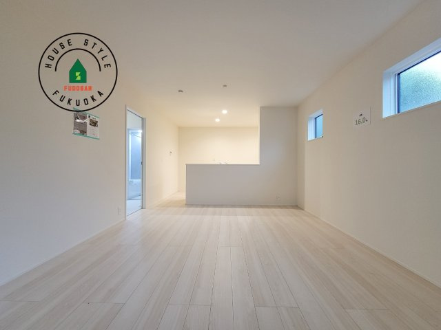 福岡市中央区笹丘2丁目第1-5棟（2号棟）の居間・リビング|キッチンからリビングをしっかり確認できます。家族の笑顔があふれる空間になりそうですね。