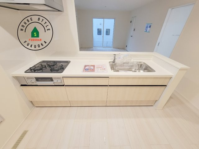 福岡市中央区笹丘2丁目第1-5棟（2号棟）のキッチン|ご家族を近くに感じられる対面キッチンのLDK。会話もはずみそうですね。