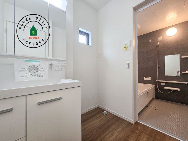 福岡市早良区野芥5丁目第3-3棟（3号棟）　の脱衣所|ゆとりの洗面スペースで朝の身支度もスムーズに。暮らしを快適に変えるシャワー付洗面台です！