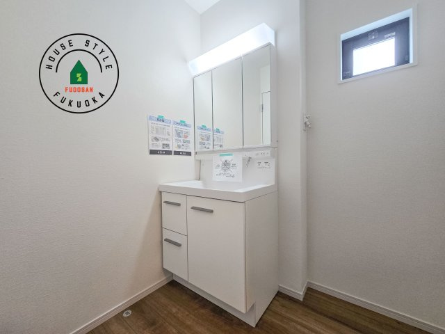 福岡市早良区野芥5丁目第3-3棟（3号棟）　の独立洗面台|毎日使うものだから清潔な空間を保ちたい水回り。洗面にはそんな願いを解消させてくれる収納アイデアが満載です。三面鏡の裏側にはキャビネットが現れ小物から背の高い物まで収納できます。