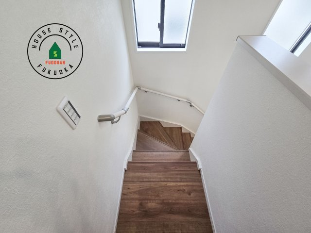 福岡市早良区野芥5丁目第3-3棟（3号棟）　の内装|＜手すり付階段＞手すりがないと階段の昇り降りで危険なことはもちろん、壁に手をつきながら歩くことで壁紙が汚れやすくなります。すべての方に快適に昇り降りしていただくため、手すりを設置しました。