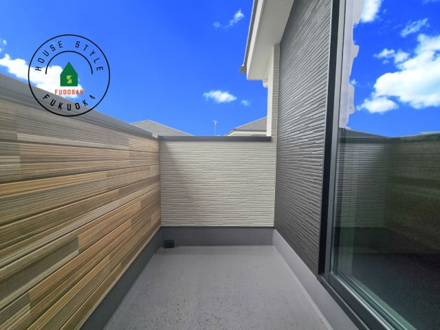 福岡市早良区野芥5丁目第3-3棟（3号棟）　のバルコニー|風をしっかりと感じられるバルコニーでは、毎日が洗濯日和です。広々としているので洗濯も楽しくなるでしょうし、気分転換にバルコニーからの眺めを楽しむのもいいでしょう。