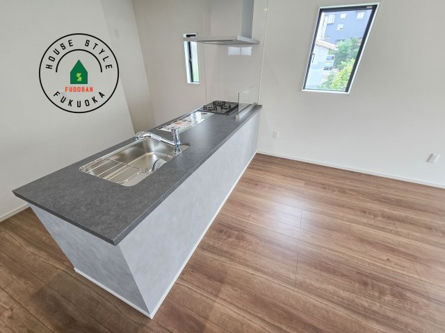 福岡市早良区野芥5丁目第3-3棟（3号棟）　のダイニング|キッチンから立ち込める香りが今日の料理を期待させます。