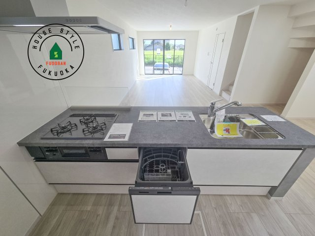 春日市塚原台2丁目第1-1棟（1号棟）　のキッチン|ご家族を近くに感じられる対面キッチンのLDK。会話もはずみそうですね。