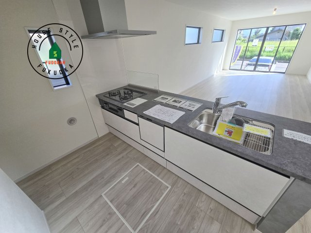 春日市塚原台2丁目第1-1棟（1号棟）　のキッチン|ダイニングテーブルへの配膳がラクラク、お料理はかどるカウンター付きシステムキッチン！