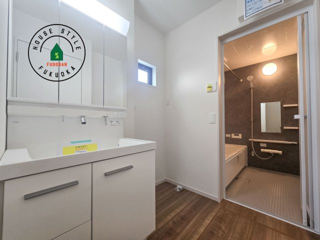 筑紫野市石崎3丁目第1-2棟（2号棟）　の脱衣所|ゆとりの洗面スペースで朝の身支度もスムーズに。暮らしを快適に変えるシャワー付洗面台です！