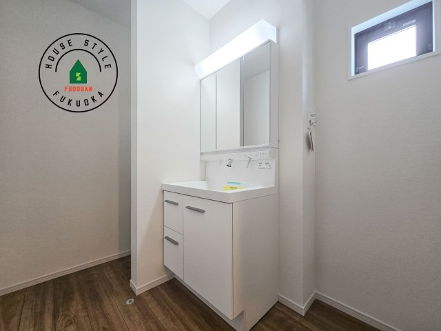 筑紫野市石崎3丁目第1-2棟（2号棟）　の独立洗面台|毎日使うものだから清潔な空間を保ちたい水回り。洗面にはそんな願いを解消させてくれる収納アイデアが満載です。三面鏡の裏側にはキャビネットが現れ小物から背の高い物まで収納できます。