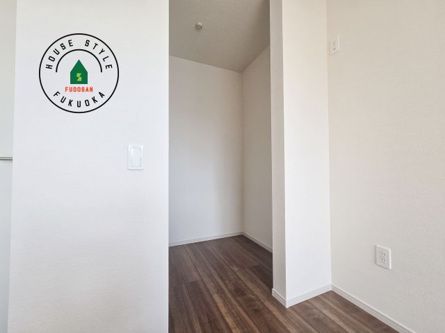 筑紫野市石崎3丁目第1-2棟（2号棟）　の収納|洋服や大きな荷物が多い方や人数の多いご家族などは、一般的なクローゼットよりもウォークインクローゼットのほうが使い勝手が良いです。