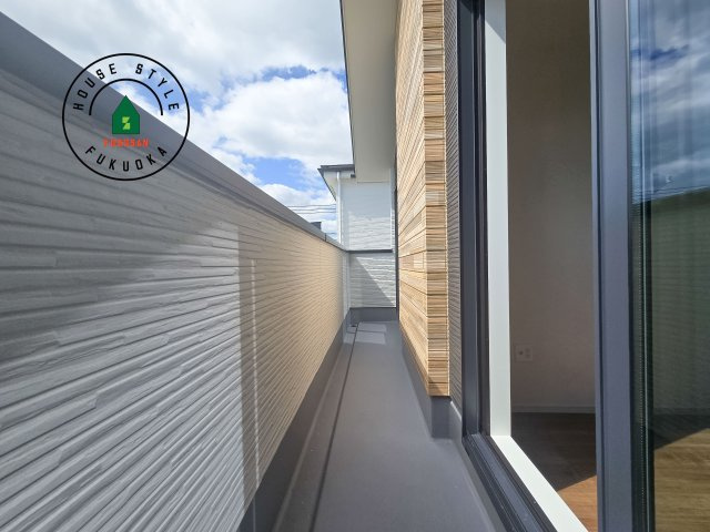 筑紫野市石崎3丁目第1-2棟（2号棟）　のバルコニー|風をしっかりと感じられるバルコニーでは、毎日が洗濯日和です。広々としているので洗濯も楽しくなるでしょうし、気分転換にバルコニーからの眺めを楽しむのもいいでしょう。