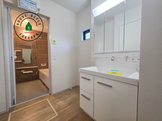 太宰府市高雄1丁目第2-1棟（1号棟）　の脱衣所|ゆとりの洗面スペースで朝の身支度もスムーズに。暮らしを快適に変えるシャワー付洗面台です！