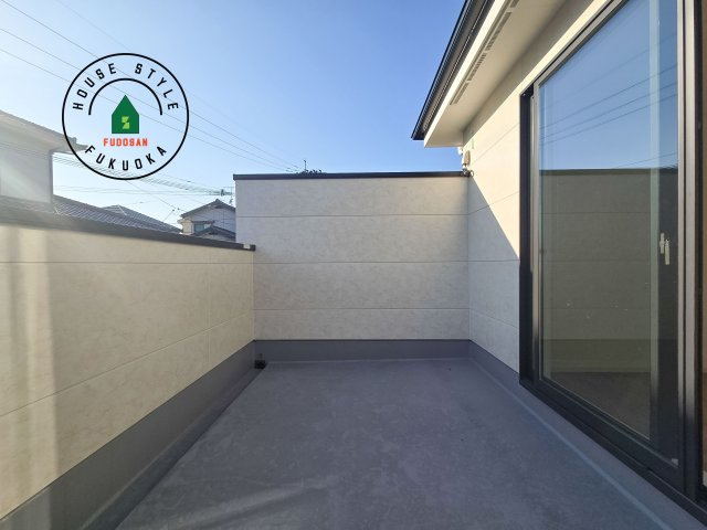 太宰府市高雄1丁目第2-1棟（1号棟）　のバルコニー|風をしっかりと感じられるバルコニーでは、毎日が洗濯日和です。広々としているので洗濯も楽しくなるでしょうし、気分転換にバルコニーからの眺めを楽しむのもいいでしょう。