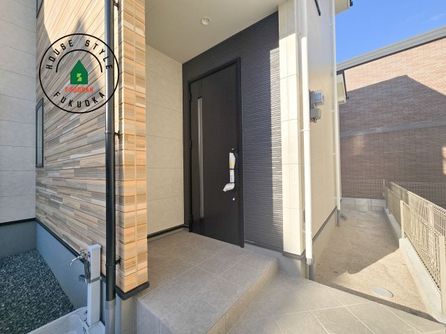 太宰府市高雄1丁目第2-1棟（1号棟）　の玄関|おでかけの時も帰った時も、「我が家」を最初に感じでもらえる素敵な空間に。