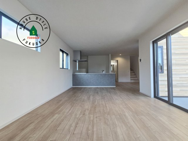 太宰府市高雄1丁目第2-1棟（1号棟）　の居間・リビング|キッチンからリビングをしっかり確認できます。家族の笑顔があふれる空間になりそうですね。