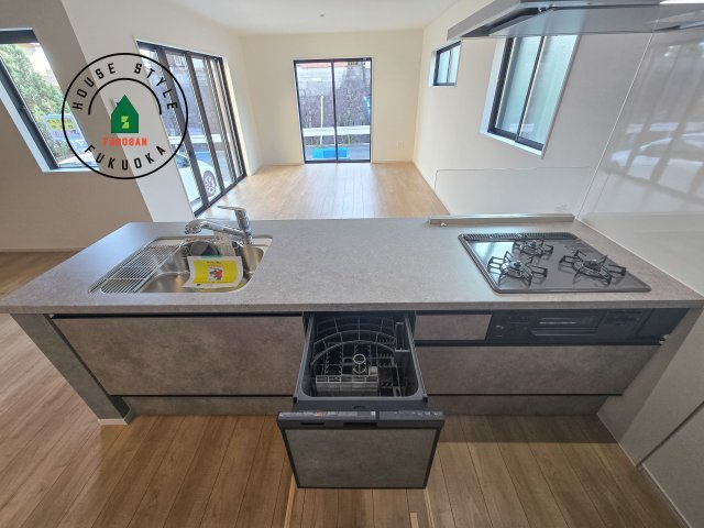 太宰府市高雄1丁目第2-1棟（1号棟）　のキッチン|ご家族を近くに感じられる対面キッチンのLDK。会話もはずみそうですね。