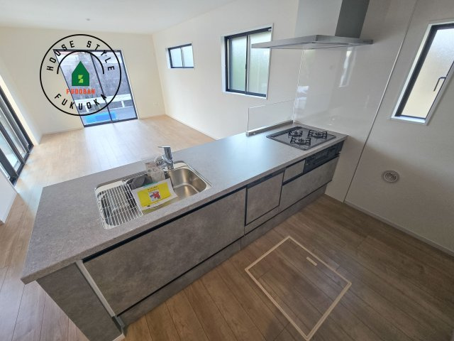 太宰府市高雄1丁目第2-1棟（1号棟）　のキッチン|ダイニングテーブルへの配膳がラクラク、お料理はかどるカウンター付きシステムキッチン！