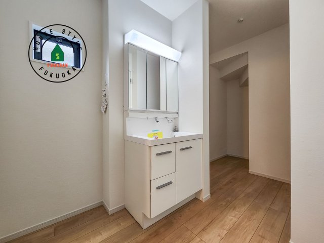 太宰府市都府楼南4丁目第1-1棟（1号棟）　の内観：施工例|毎日使うものだから清潔な空間を保ちたい水回り。洗面にはそんな願いを解消させてくれる収納アイデアが満載です。三面鏡の裏側にはキャビネットが現れ小物から背の高い物まで収納できます。