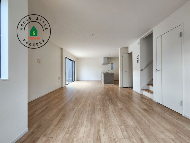 太宰府市都府楼南4丁目第1-1棟（1号棟）　の内観：施工例|キッチンからリビングをしっかり確認できます。家族の笑顔があふれる空間になりそうですね。※家具はCGを合成したものです。