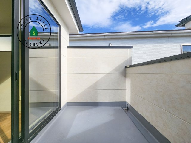 糟屋郡須恵町上須恵第7-2棟（1号棟）　のバルコニー|風をしっかりと感じられるバルコニーでは、毎日が洗濯日和です。広々としているので洗濯も楽しくなるでしょうし、気分転換にバルコニーからの眺めを楽しむのもいいでしょう。