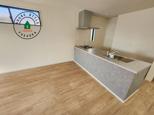 糟屋郡須恵町上須恵第7-2棟（1号棟）　のダイニング|キッチンから立ち込める香りが今日の料理を期待させます。